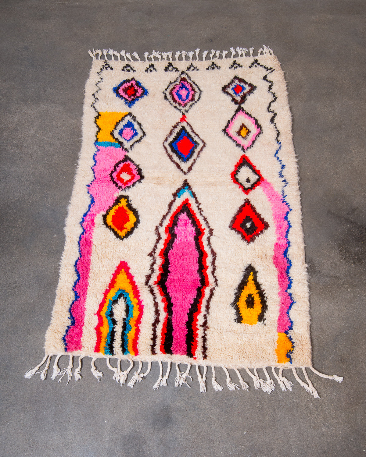 Modern designer handcrafted Berber rug from Morocco. Azilal rug with beautiful colours and patterns. Made of sheep’s wool and colourful cotton.